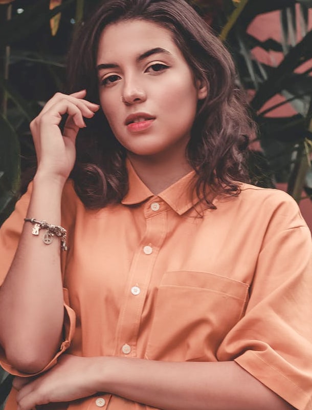 A lady in a brown Short sleeves